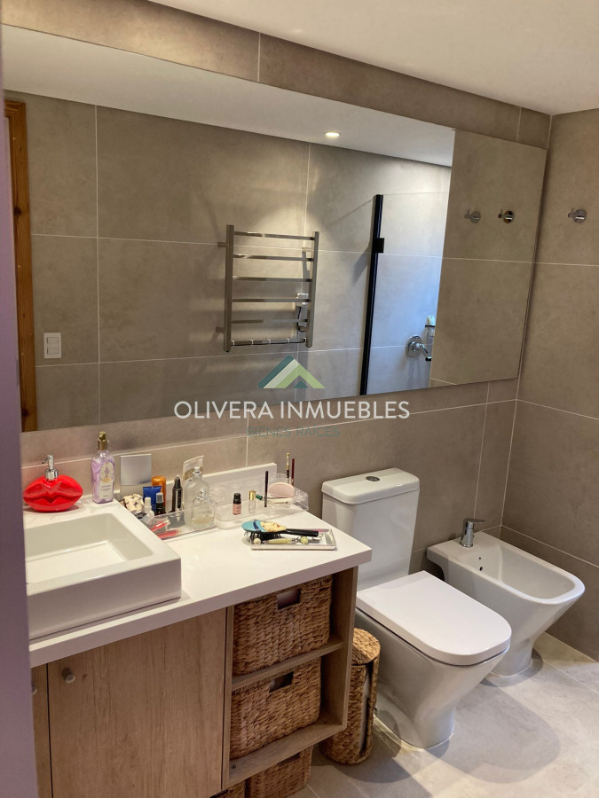 Apartamento ID.12476 - Apartamento en venta 3 dormitorios, con patio y una vista única al lago. 