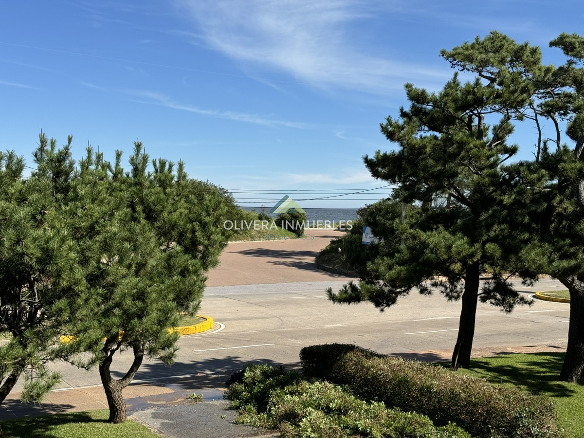 Apartamento ID.11812 - Apartamento en venta de 4 dormitorios en Playa Mansa Punta del Este
