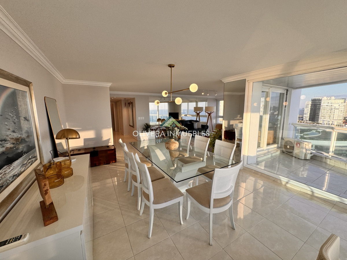 Apartamento ID.12358 - Apartamento en venta de 4 dormitorios en Playa Mansa, Punta del Este