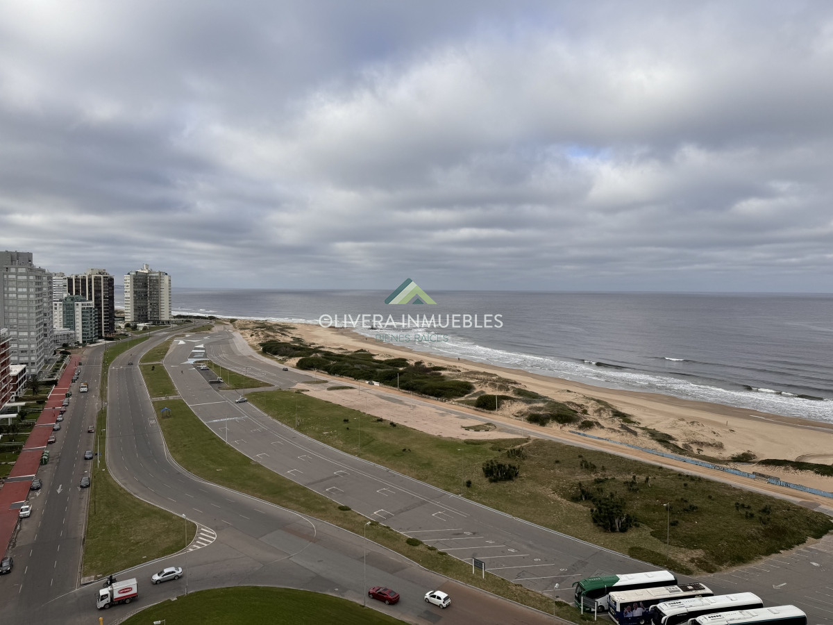 Apartamento ID.12205 - Apartamento en venta de 4 dormitorios en Playa Brava, Punta del Este