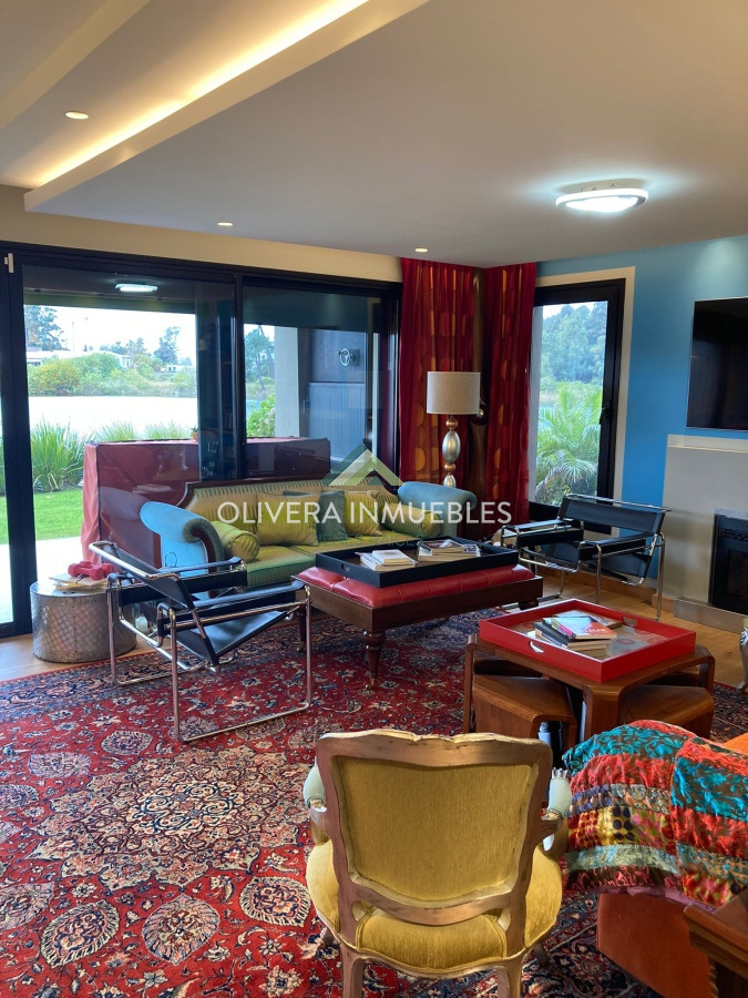 Apartamento ID.12476 - Apartamento en venta 3 dormitorios, con patio y una vista única al lago. 