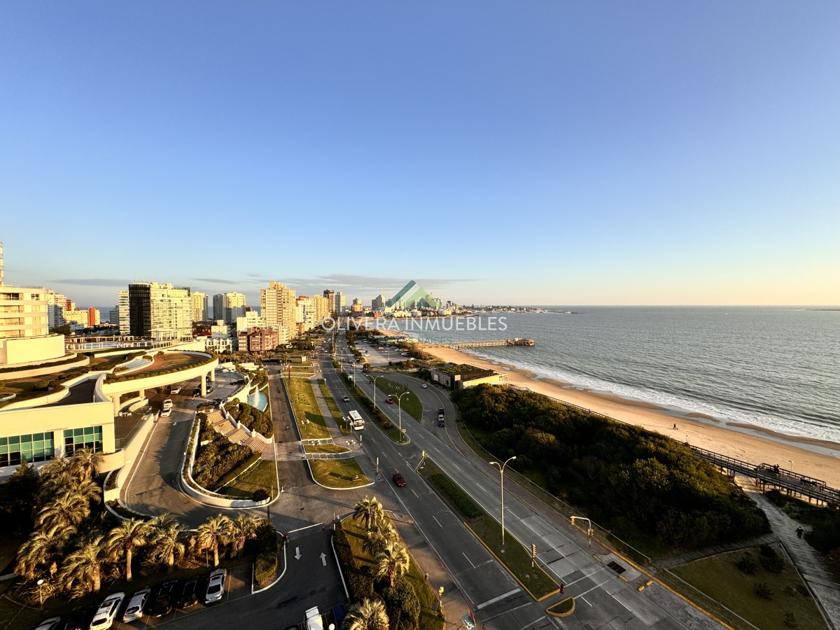 Apartamento ID.12358 - Apartamento en venta de 4 dormitorios en Playa Mansa, Punta del Este