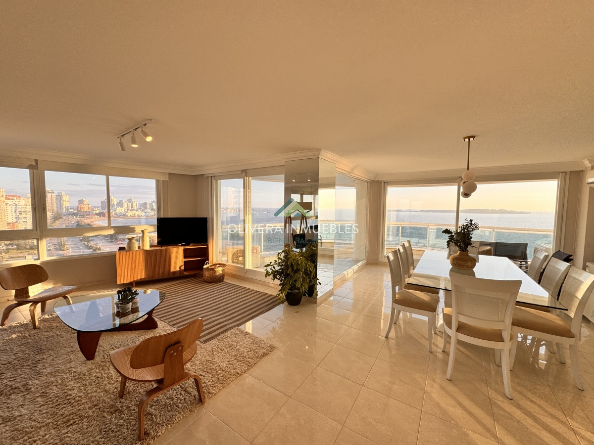 Apartamento ID.12358 - Apartamento en venta de 4 dormitorios en Playa Mansa, Punta del Este