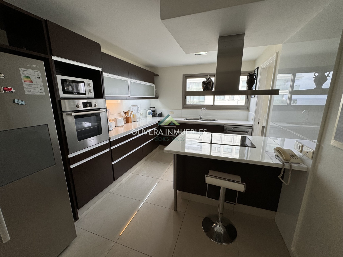 Apartamento ID.12205 - Apartamento en venta de 4 dormitorios en Playa Brava, Punta del Este