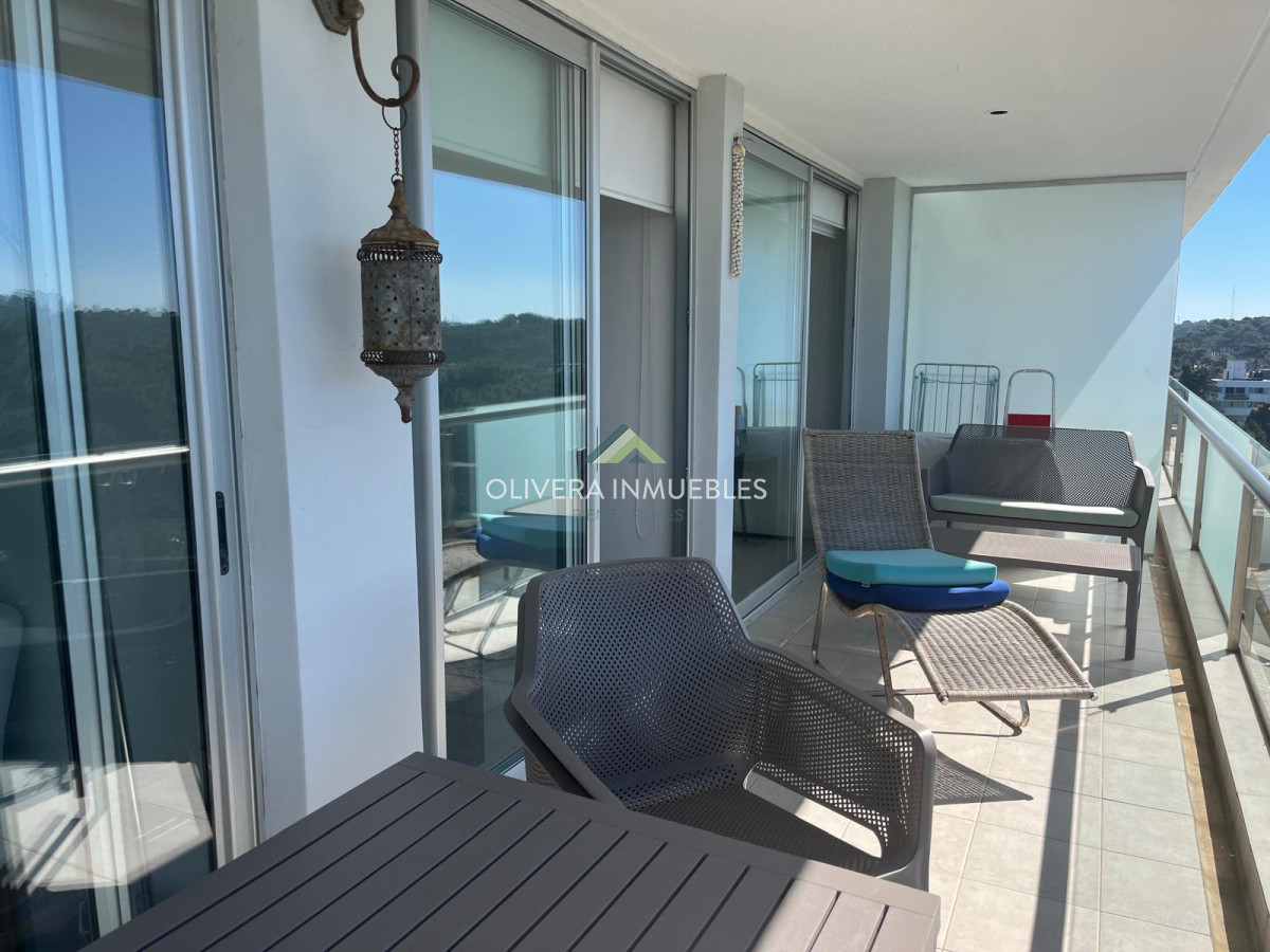 Apartamento ID.8788 - Apartamento tipo casa, con amplia terraza. 2 dormitorios 2 baños.