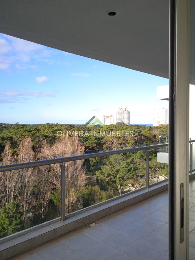 Apartamento ID.8139 - Amplio apartamento de 2 dormitorios y 2 baños, ubicado en un punto estratégico, cerca de todo, con terraza tipo patio.