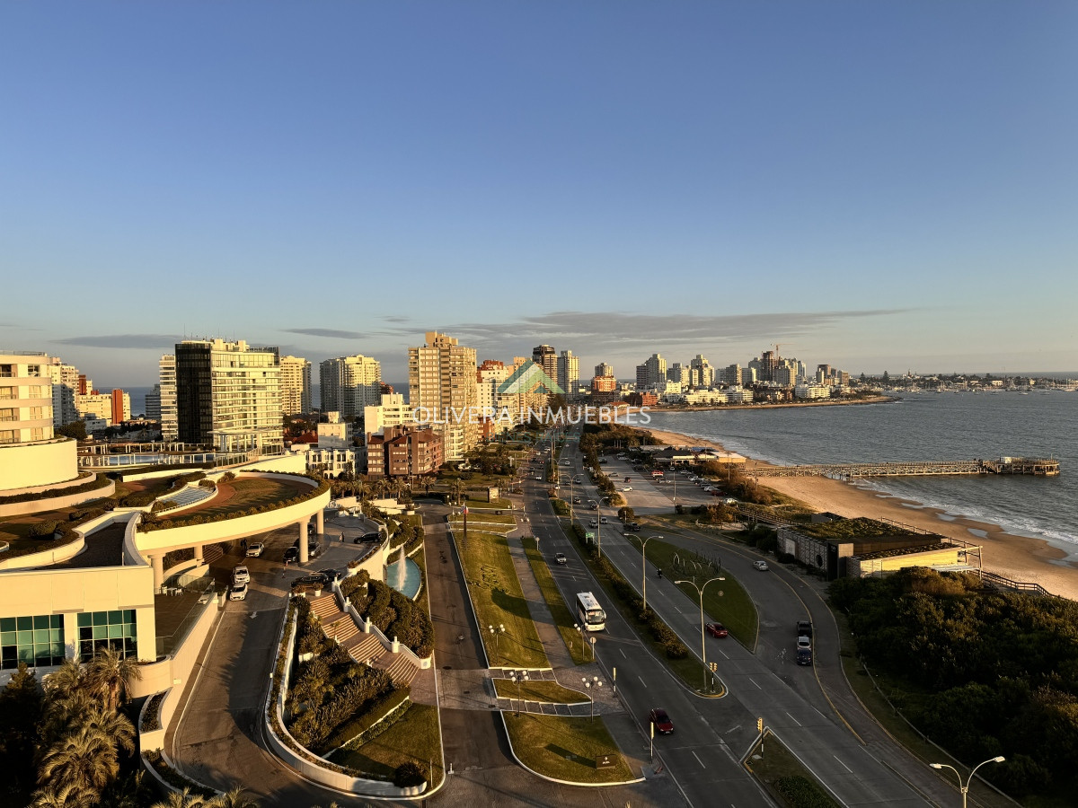 Apartamento ID.12358 - Apartamento en venta de 4 dormitorios en Playa Mansa, Punta del Este