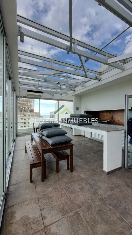 Apartamento ID.8139 - Amplio apartamento de 2 dormitorios y 2 baños, ubicado en un punto estratégico, cerca de todo, con terraza tipo patio.