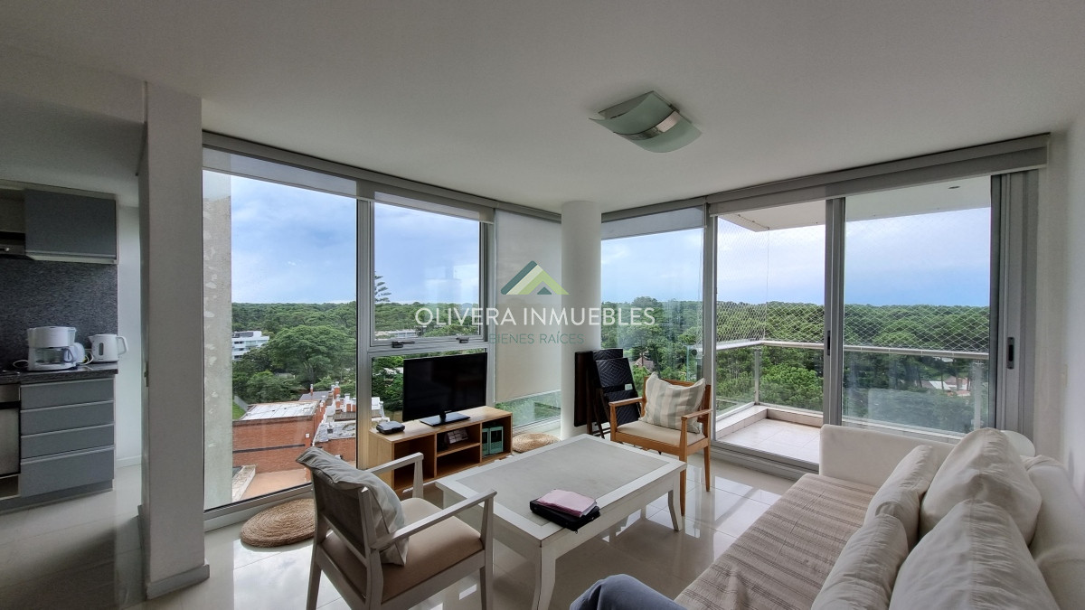 Apartamento ID.8139 - Amplio apartamento de 2 dormitorios y 2 baños, ubicado en un punto estratégico, cerca de todo, con terraza tipo patio.