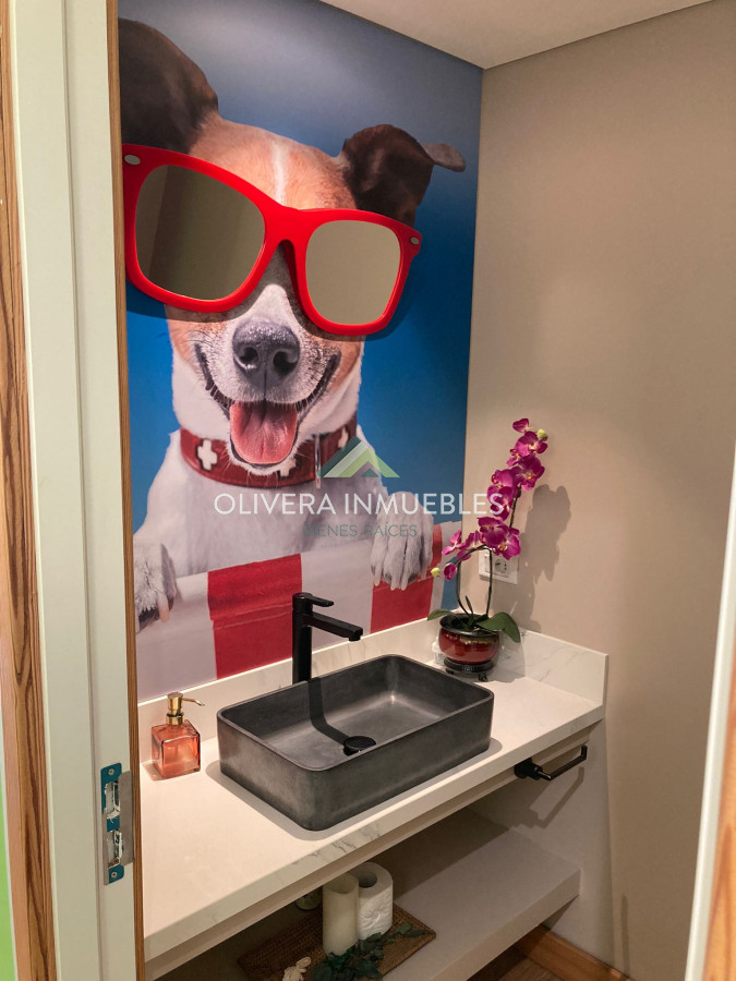 Apartamento ID.12476 - Apartamento en venta 3 dormitorios, con patio y una vista única al lago. 