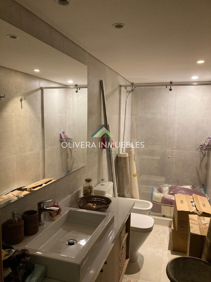 Apartamento ID.12476 - Apartamento en venta 3 dormitorios, con patio y una vista única al lago. 
