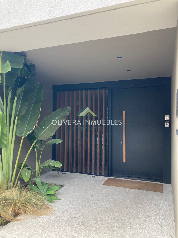 Apartamento ID.12476 - Apartamento en venta 3 dormitorios, con patio y una vista única al lago. 