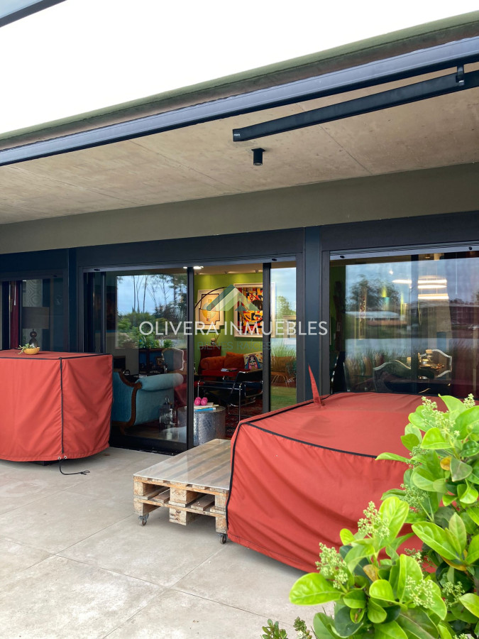 Apartamento ID.12476 - Apartamento en venta 3 dormitorios, con patio y una vista única al lago. 