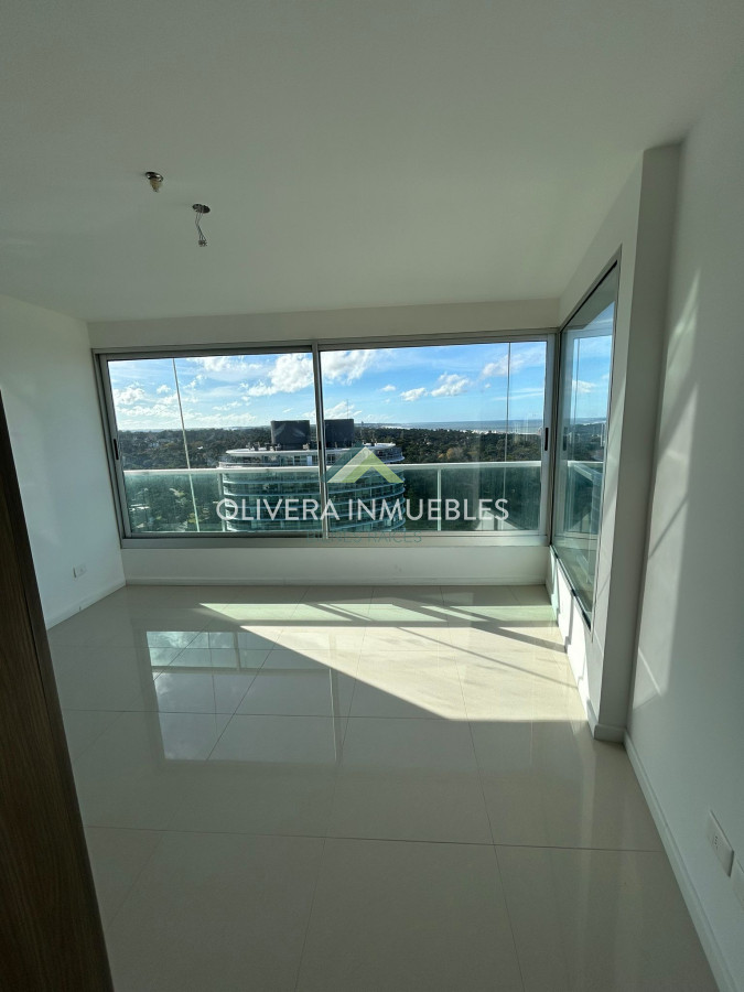 Apartamento ID.2222 - Apartamento en venta en Punta del Este, sobre la Avenida Roosvelt en Edificio Gala Vista