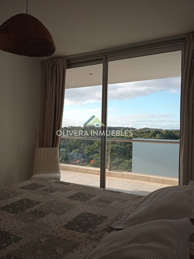 Apartamento ID.8139 - Amplio apartamento de 2 dormitorios y 2 baños, ubicado en un punto estratégico, cerca de todo, con terraza tipo patio.