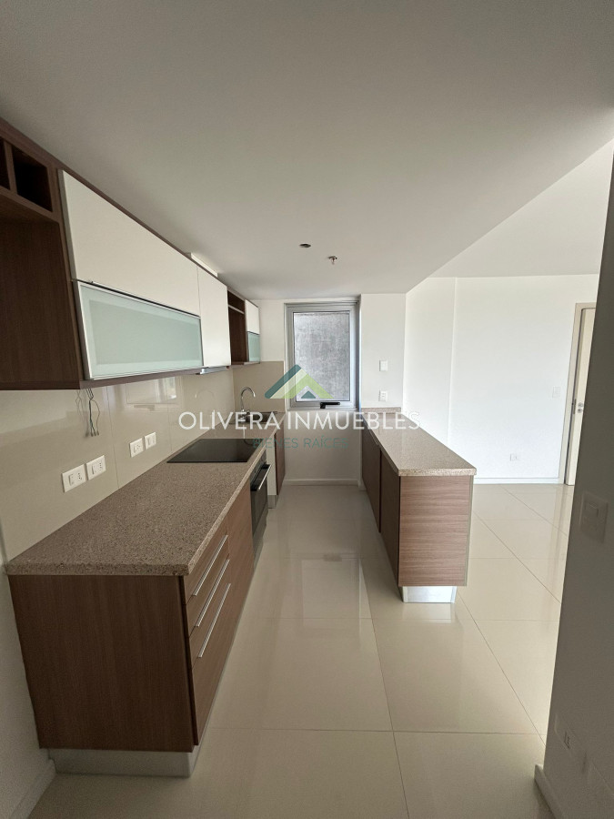 Apartamento ID.2232 - Apartamento en venta en Punta del Este, sobre la Avenida Roosvelt en Edificio Gala Vista