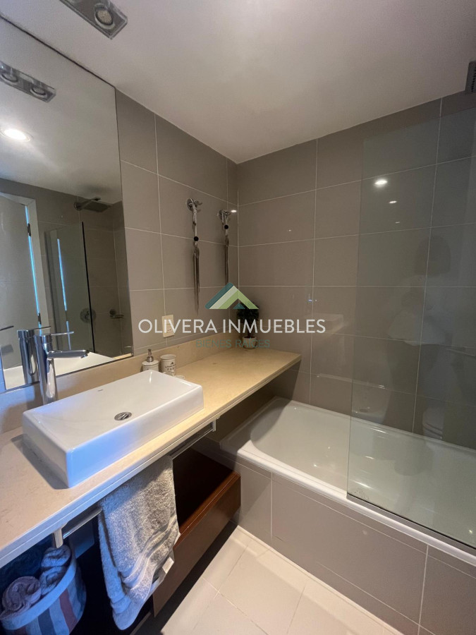 Apartamento ID.8788 - Apartamento tipo casa, con amplia terraza. 2 dormitorios 2 baños.