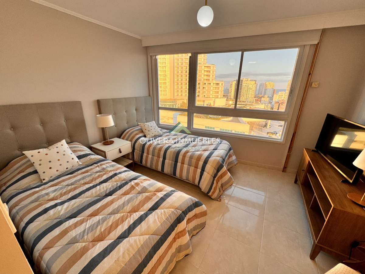 Apartamento ID.12358 - Apartamento en venta de 4 dormitorios en Playa Mansa, Punta del Este