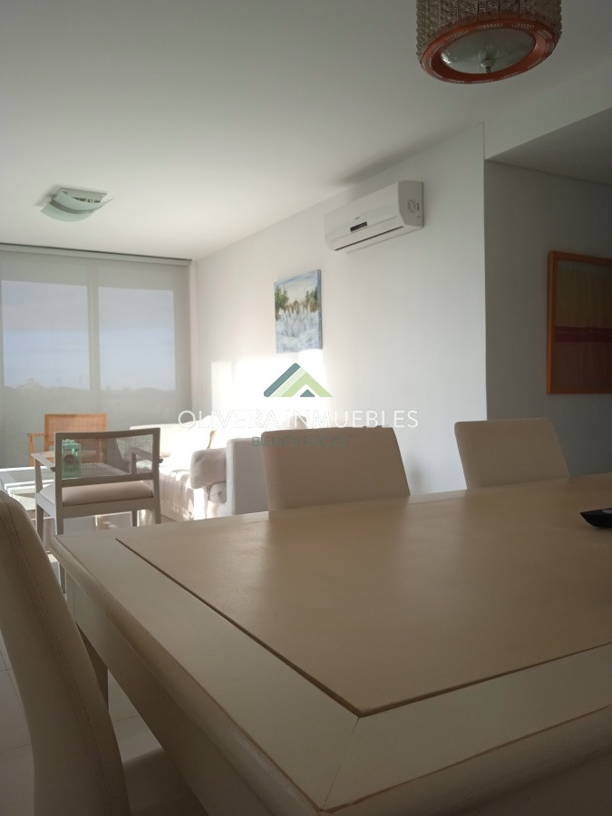 Apartamento ID.8139 - Amplio apartamento de 2 dormitorios y 2 baños, ubicado en un punto estratégico, cerca de todo, con terraza tipo patio.