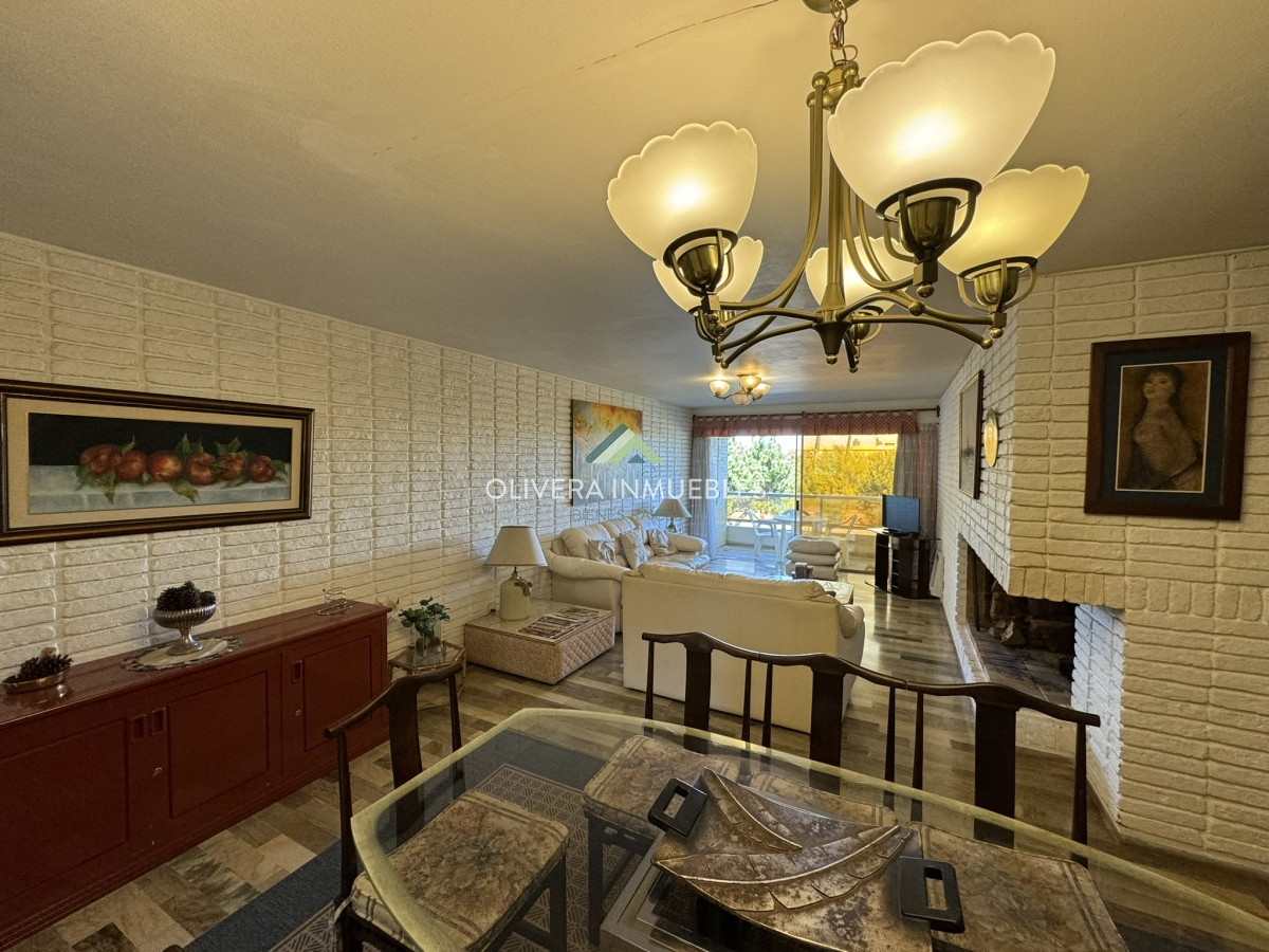 Apartamento ID.11812 - Apartamento en venta de 4 dormitorios en Playa Mansa Punta del Este