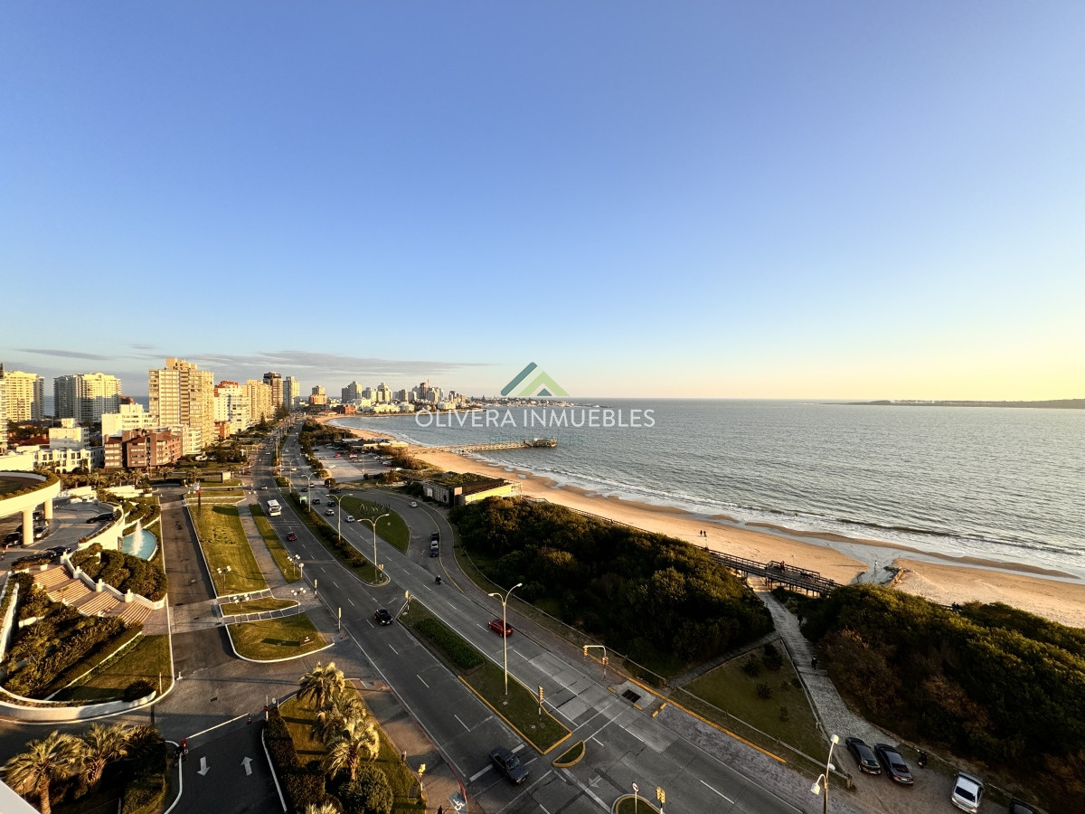 Apartamento ID.12358 - Apartamento en venta de 4 dormitorios en Playa Mansa, Punta del Este