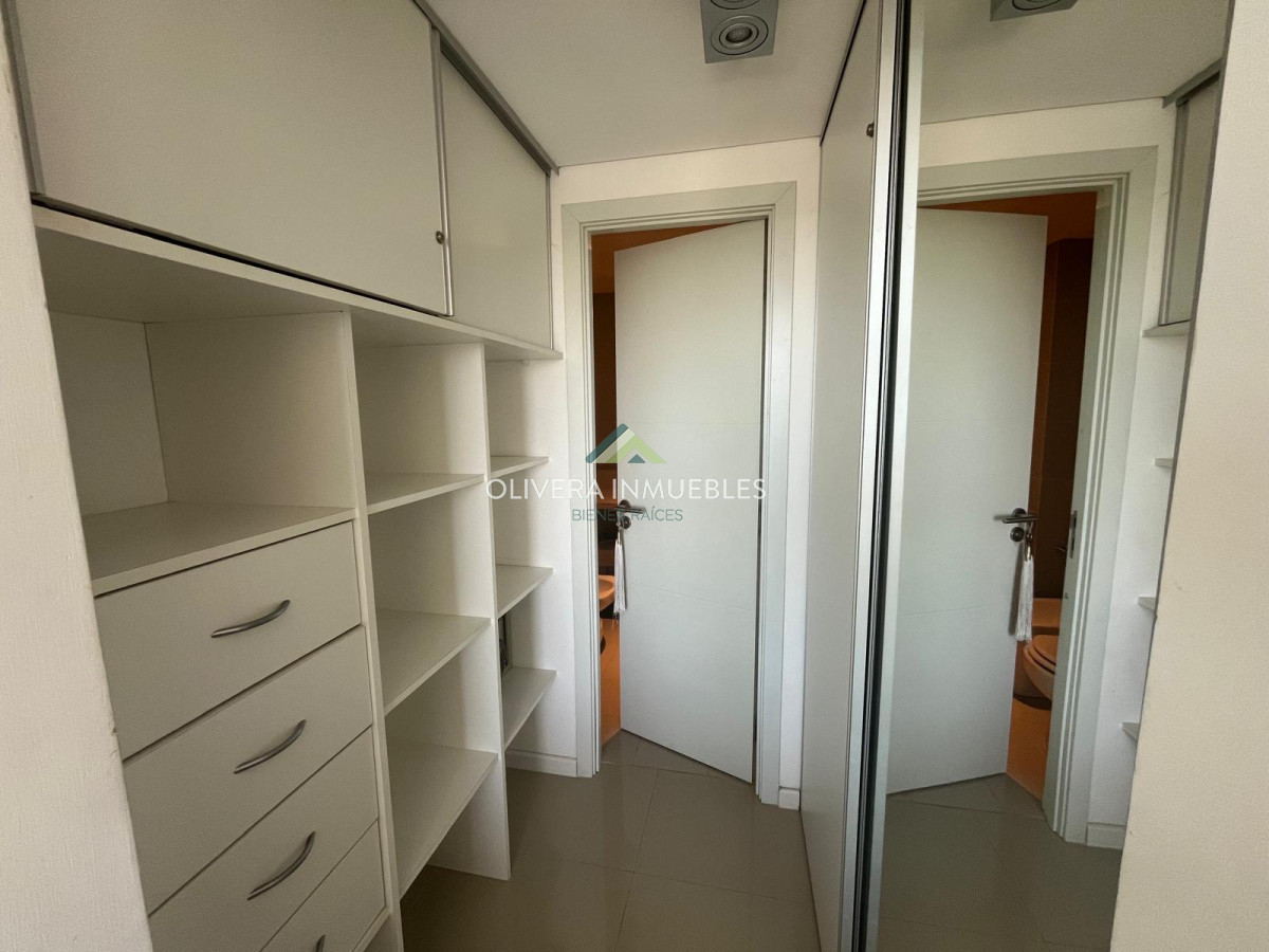 Apartamento ID.8788 - Apartamento tipo casa, con amplia terraza. 2 dormitorios 2 baños.