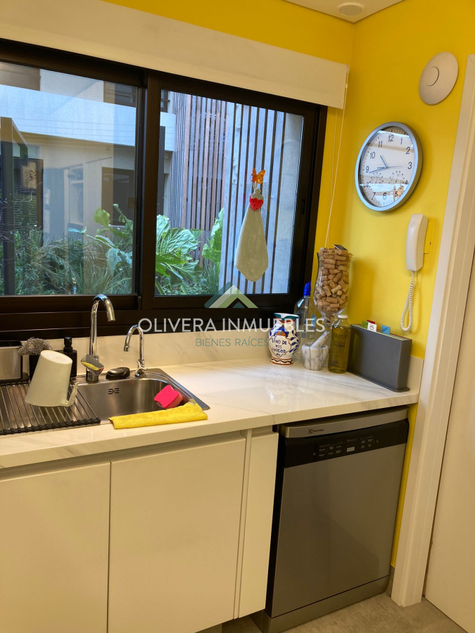 Apartamento ID.12476 - Apartamento en venta 3 dormitorios, con patio y una vista única al lago. 