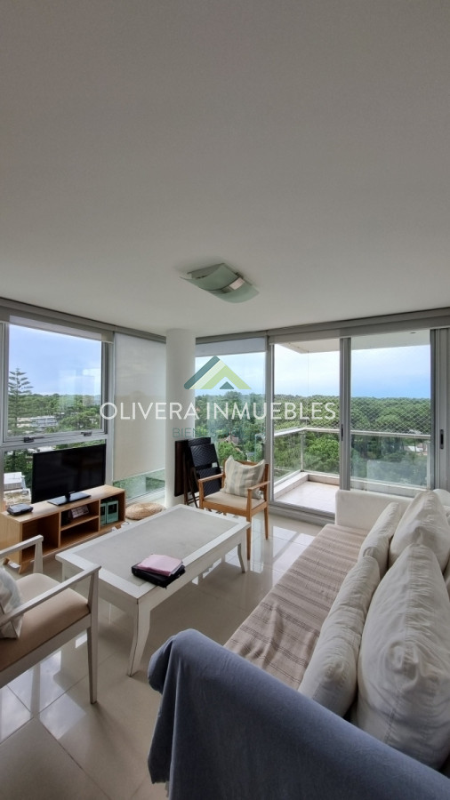 Apartamento ID.8139 - Amplio apartamento de 2 dormitorios y 2 baños, ubicado en un punto estratégico, cerca de todo, con terraza tipo patio.