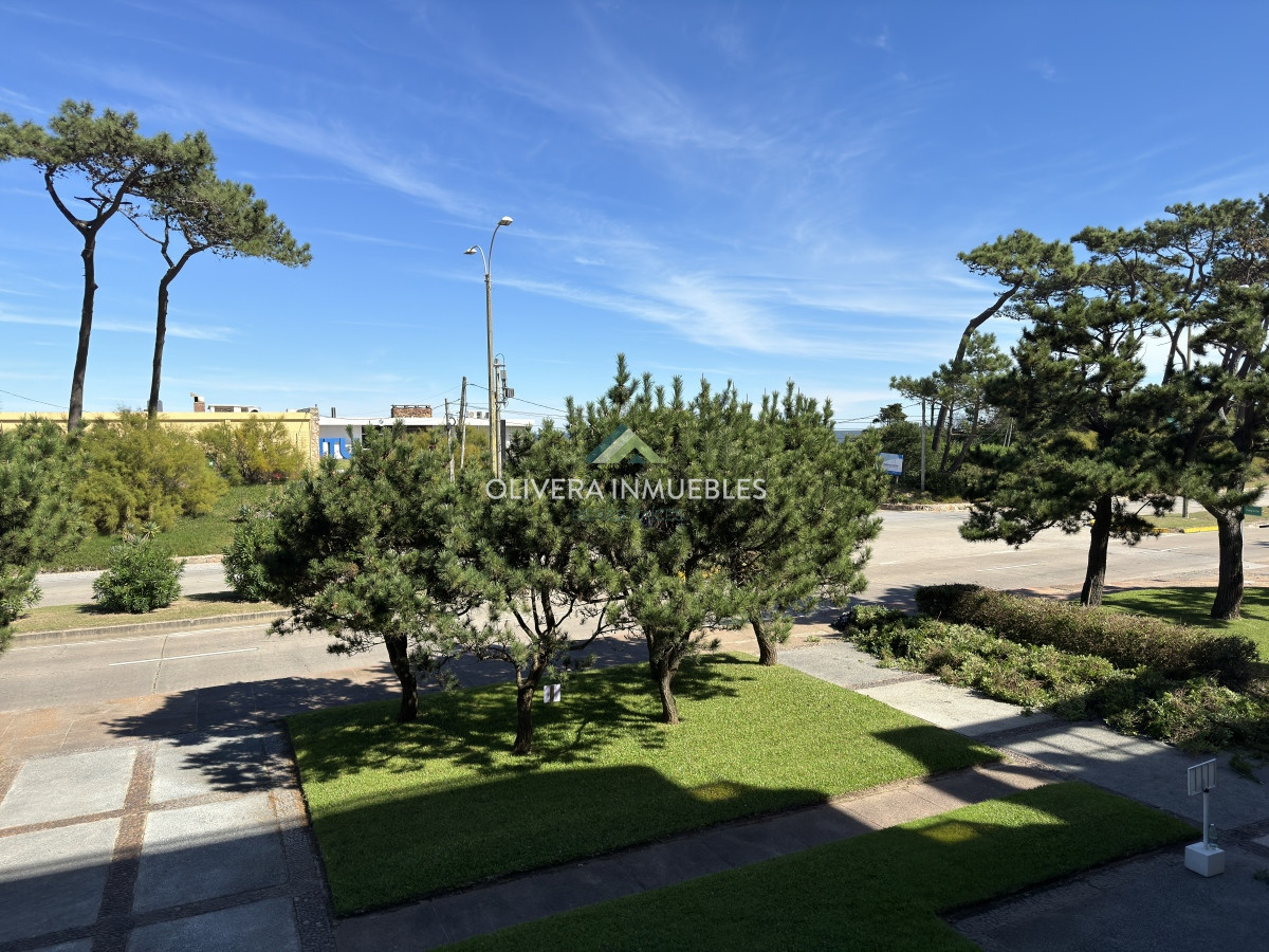 Apartamento ID.11812 - Apartamento en venta de 4 dormitorios en Playa Mansa Punta del Este