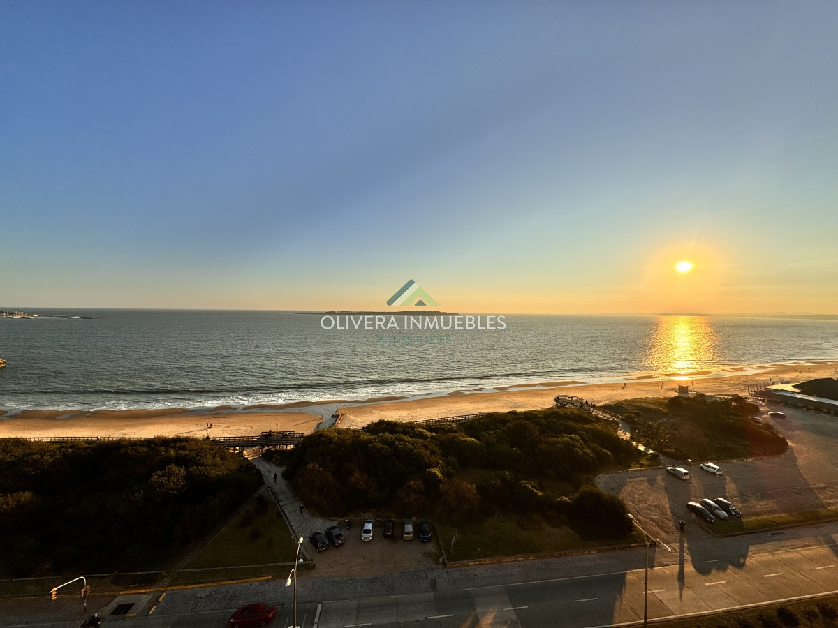 Apartamento ID.12358 - Apartamento en venta de 4 dormitorios en Playa Mansa, Punta del Este