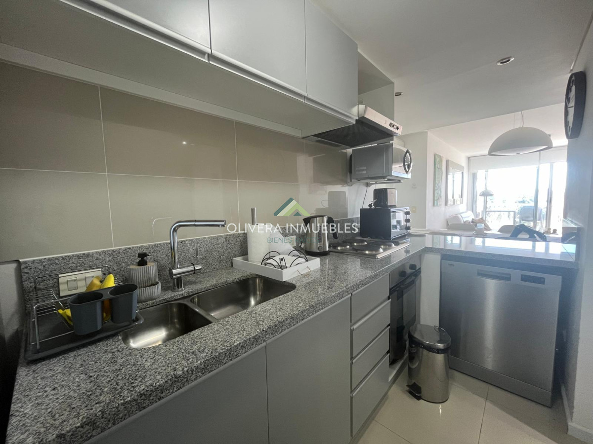 Apartamento ID.8788 - Apartamento tipo casa, con amplia terraza. 2 dormitorios 2 baños.