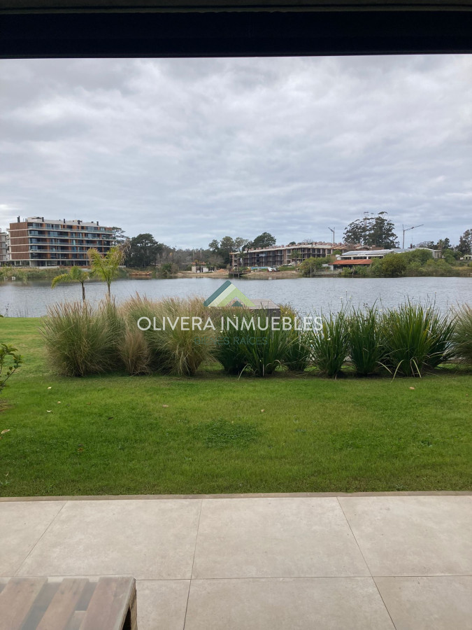 Apartamento ID.12476 - Apartamento en venta 3 dormitorios, con patio y una vista única al lago. 