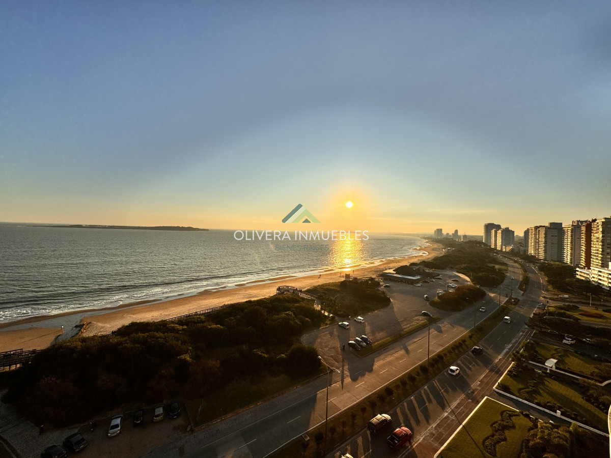 Apartamento ID.12358 - Apartamento en venta de 4 dormitorios en Playa Mansa, Punta del Este