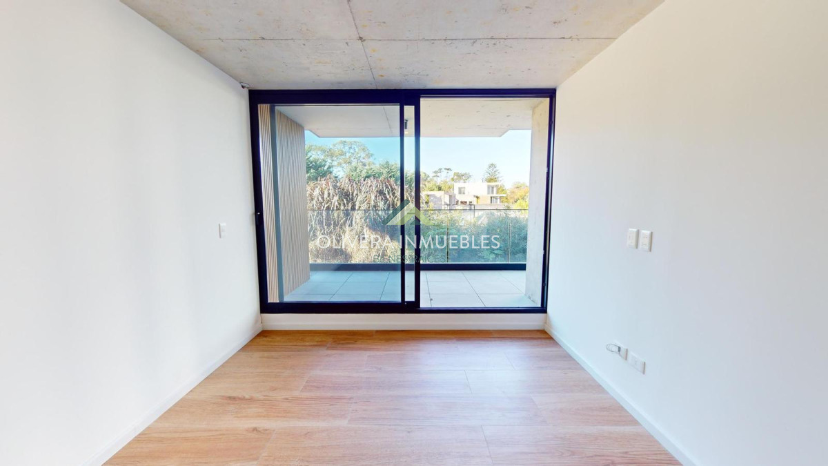 Apartamento ID.12138 - Oportunidad en primera línea, 2 dormitorios, 2 baños.