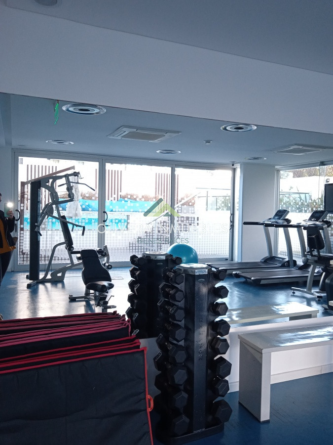 Apartamento ID.8139 - Amplio apartamento de 2 dormitorios y 2 baños, ubicado en un punto estratégico, cerca de todo, con terraza tipo patio.