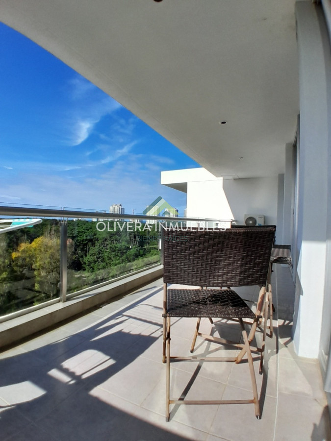 Apartamento ID.8139 - Amplio apartamento de 2 dormitorios y 2 baños, ubicado en un punto estratégico, cerca de todo, con terraza tipo patio.