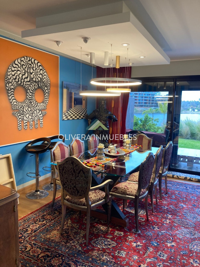 Apartamento ID.12476 - Apartamento en venta 3 dormitorios, con patio y una vista única al lago. 