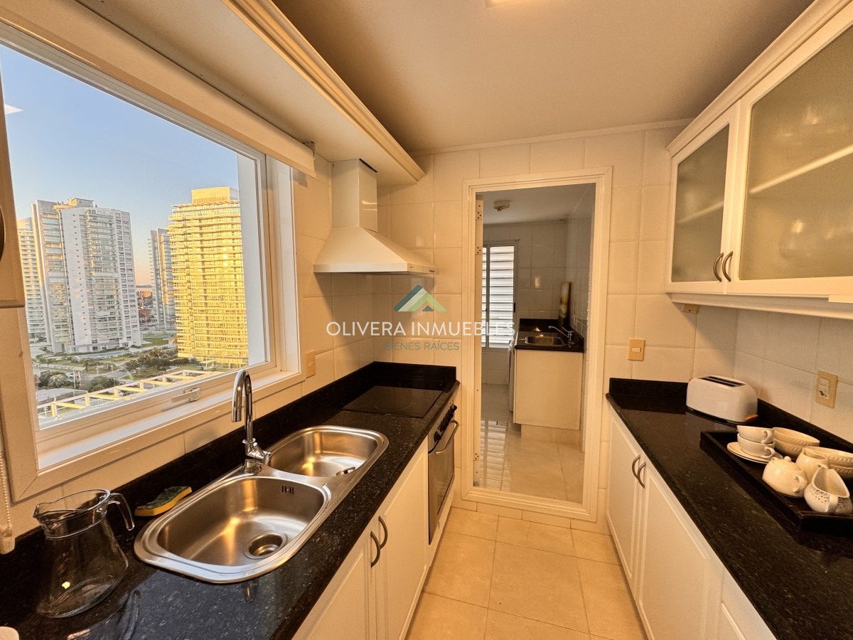 Apartamento ID.12358 - Apartamento en venta de 4 dormitorios en Playa Mansa, Punta del Este