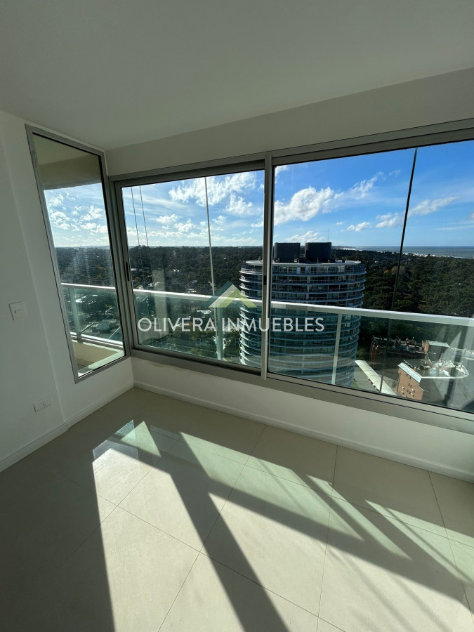 Apartamento ID.2222 - Apartamento en venta en Punta del Este, sobre la Avenida Roosvelt en Edificio Gala Vista