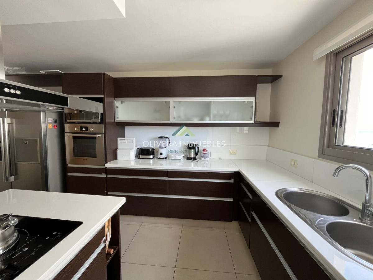 Apartamento ID.12205 - Apartamento en venta de 4 dormitorios en Playa Brava, Punta del Este