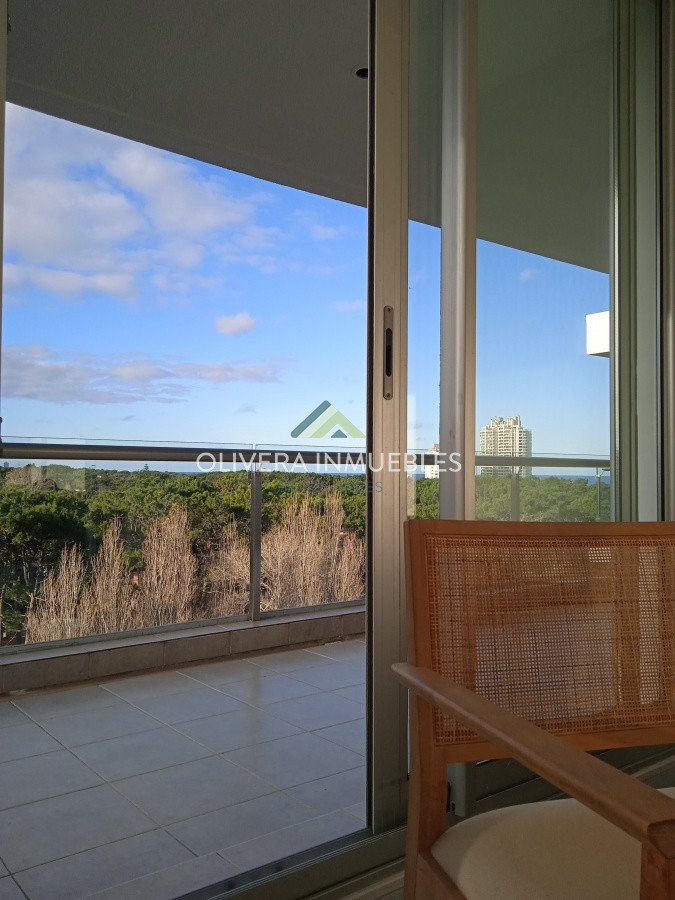 Apartamento ID.8139 - Amplio apartamento de 2 dormitorios y 2 baños, ubicado en un punto estratégico, cerca de todo, con terraza tipo patio.