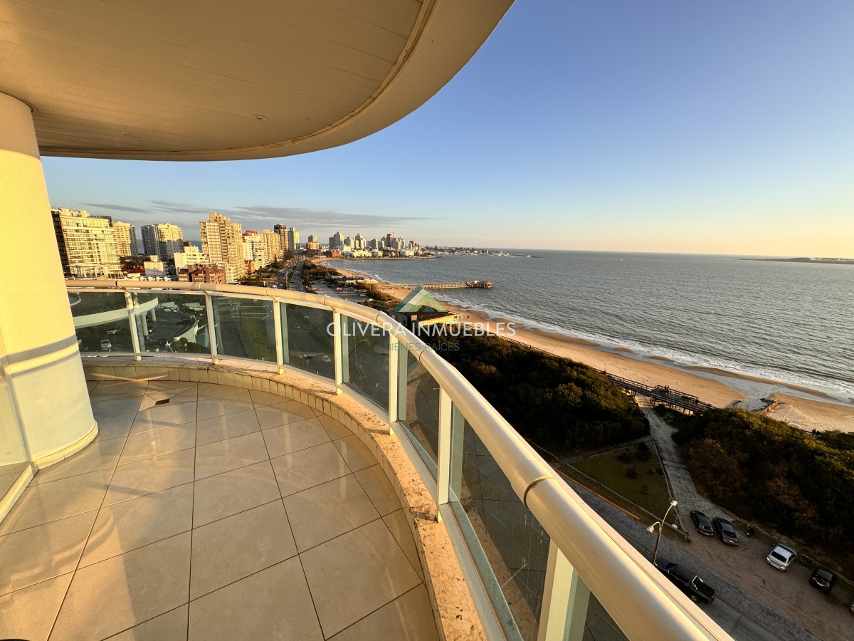 Apartamento ID.12358 - Apartamento en venta de 4 dormitorios en Playa Mansa, Punta del Este