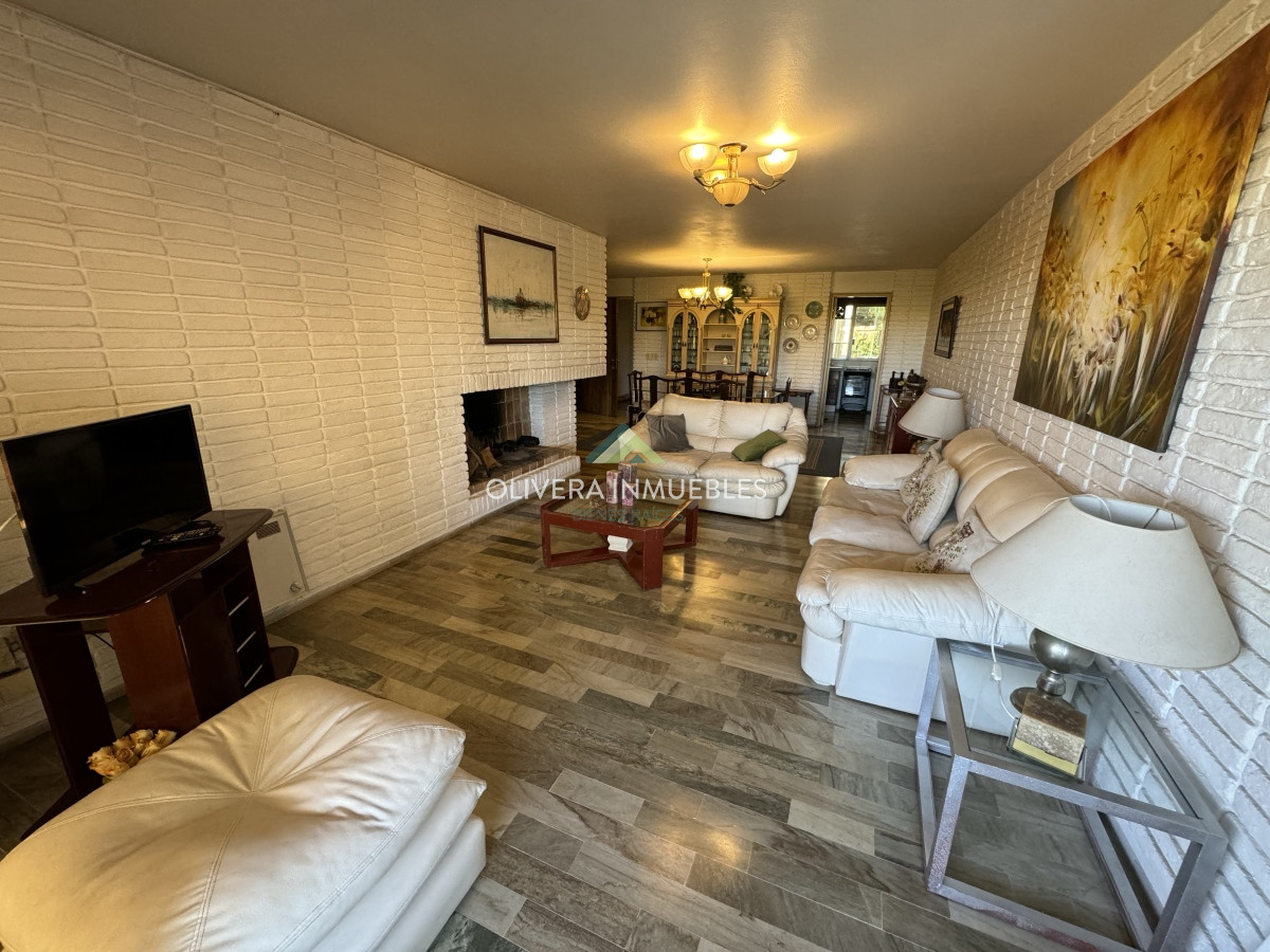 Apartamento ID.11812 - Apartamento en venta de 4 dormitorios en Playa Mansa Punta del Este