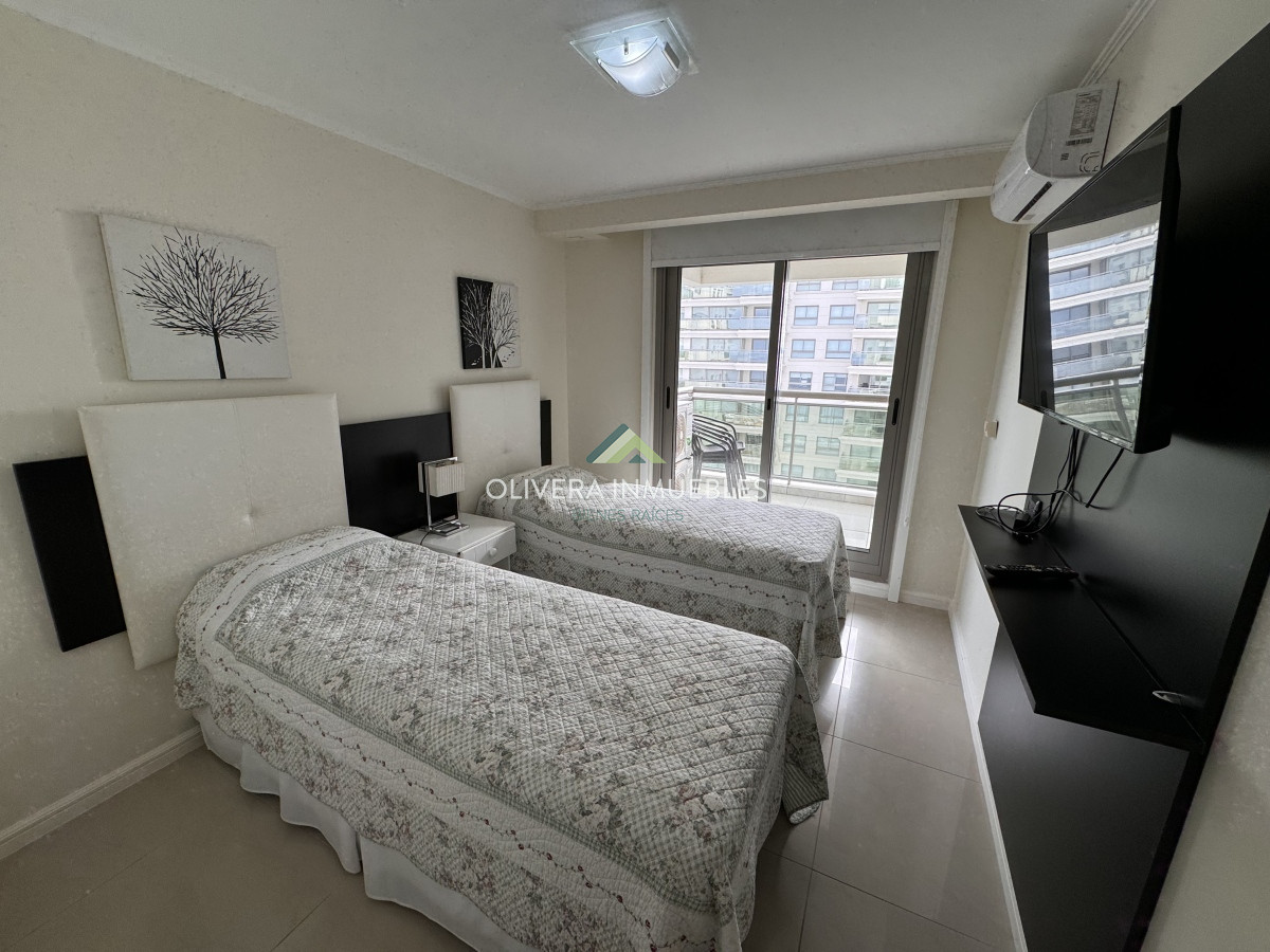 Apartamento ID.12205 - Apartamento en venta de 4 dormitorios en Playa Brava, Punta del Este