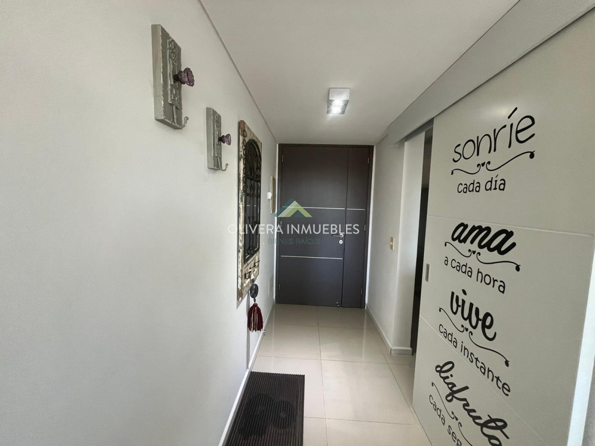 Apartamento ID.8788 - Apartamento tipo casa, con amplia terraza. 2 dormitorios 2 baños.