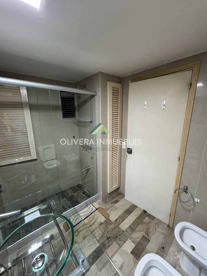Apartamento ID.11812 - Apartamento en venta de 4 dormitorios en Playa Mansa Punta del Este