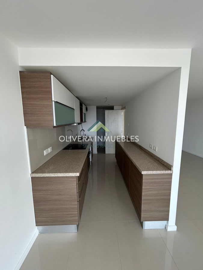 Apartamento ID.2232 - Apartamento en venta en Punta del Este, sobre la Avenida Roosvelt en Edificio Gala Vista