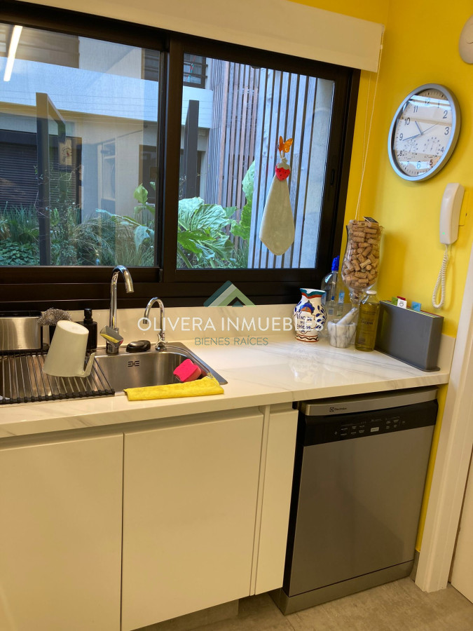 Apartamento ID.12476 - Apartamento en venta 3 dormitorios, con patio y una vista única al lago. 