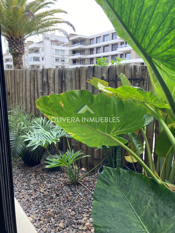 Apartamento ID.12476 - Apartamento en venta 3 dormitorios, con patio y una vista única al lago. 