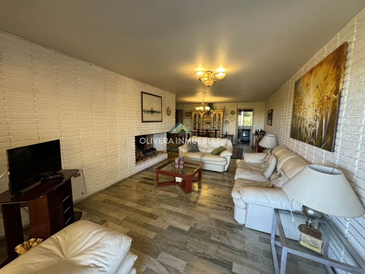 Apartamento ID.11812 - Apartamento en venta de 4 dormitorios en Playa Mansa Punta del Este